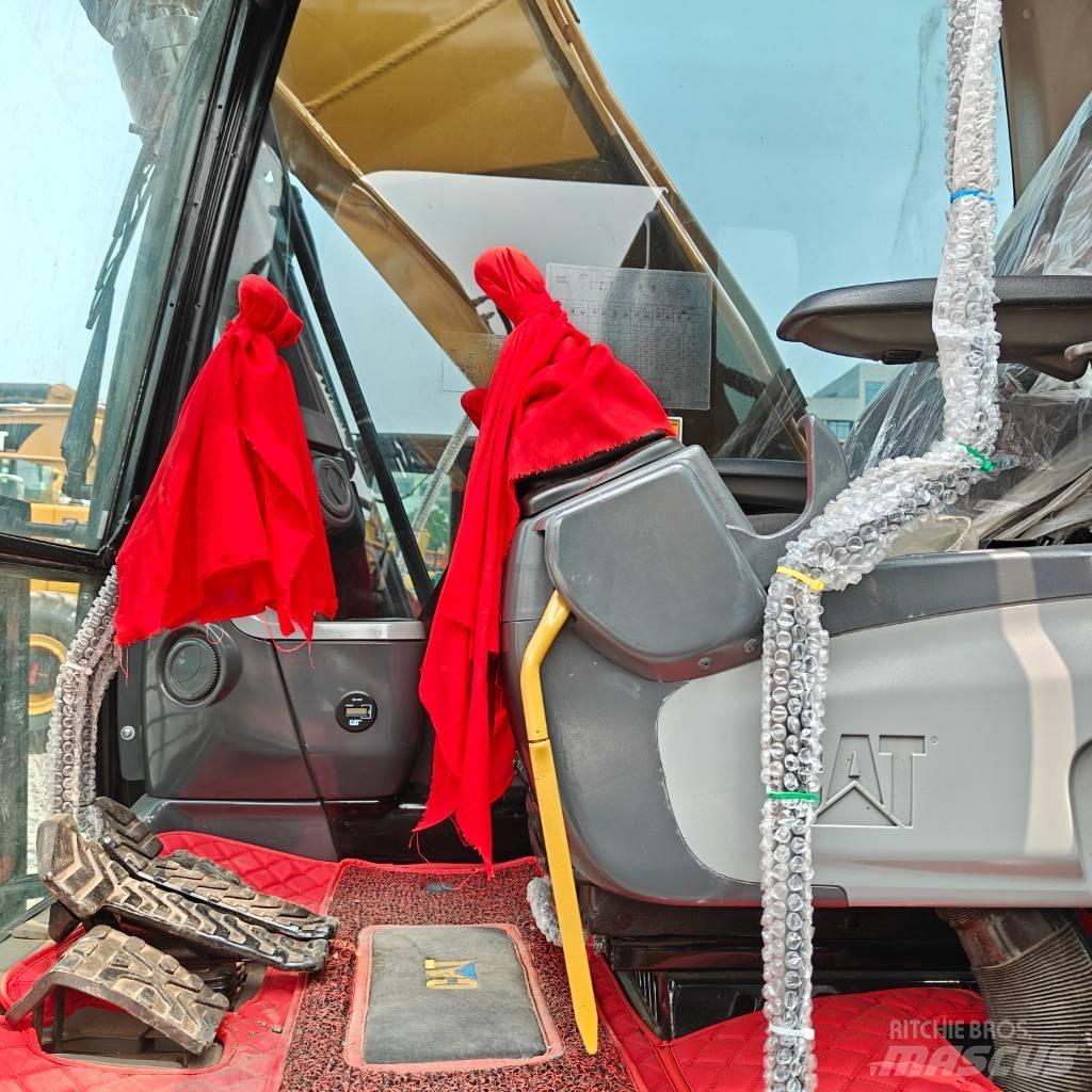 CAT 323D Гусеничні екскаватори
