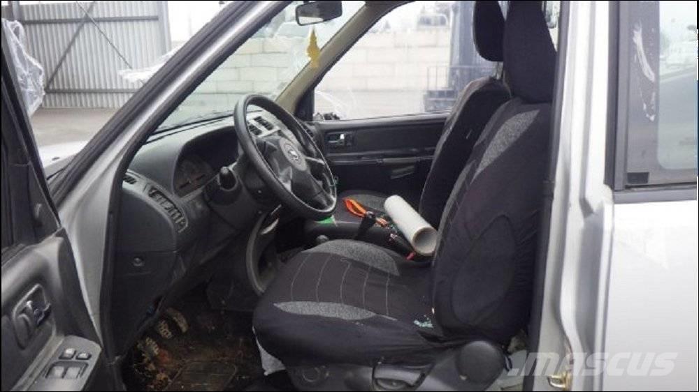 Nissan Terrano II Автомобілі