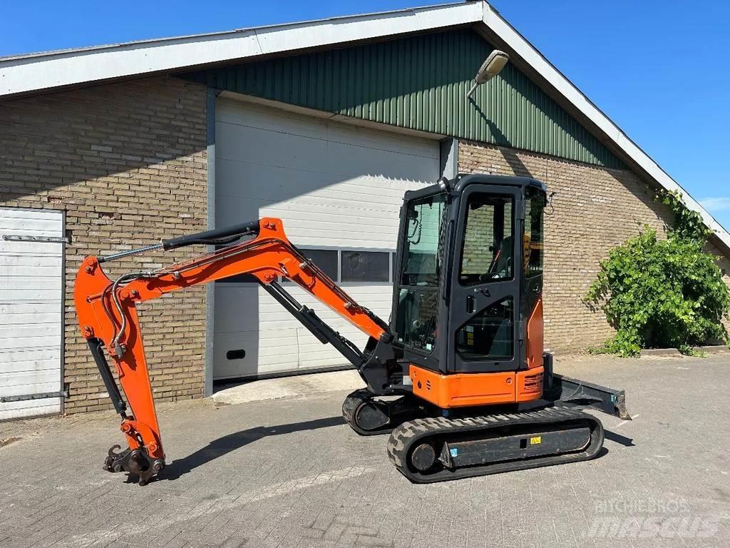 Hitachi ZX26U-6CR Міні-екскаватори < 7т