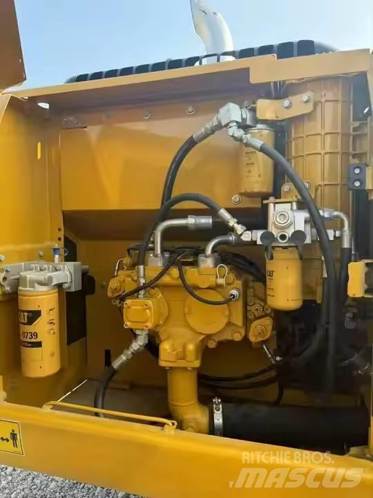 CAT CAT323D2L Середні екскаватори 7т. - 12т.