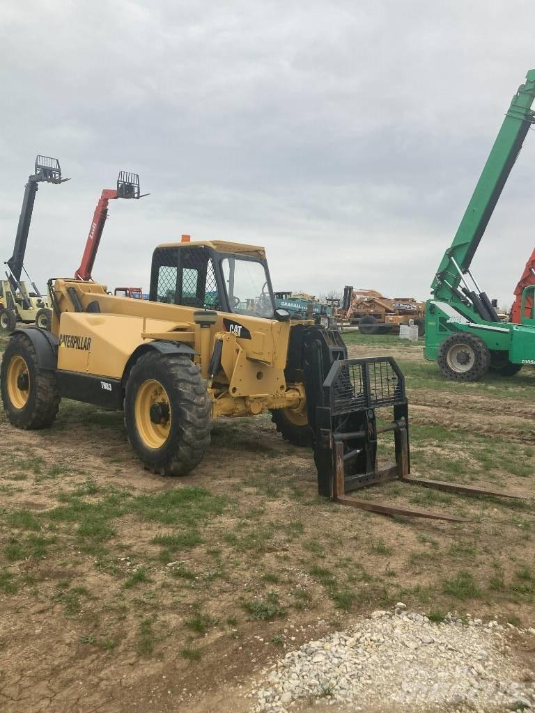 CAT TH83 Телескопічні навантажувачі