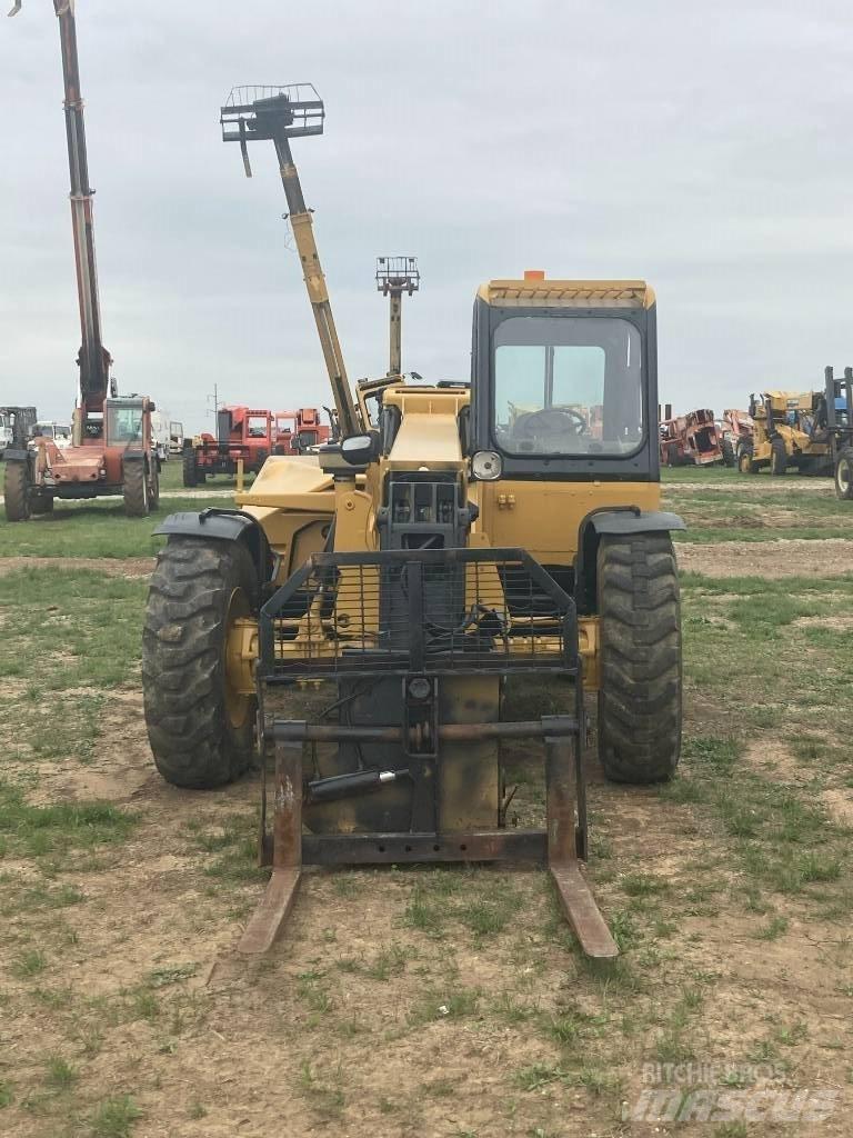 CAT TH83 Телескопічні навантажувачі