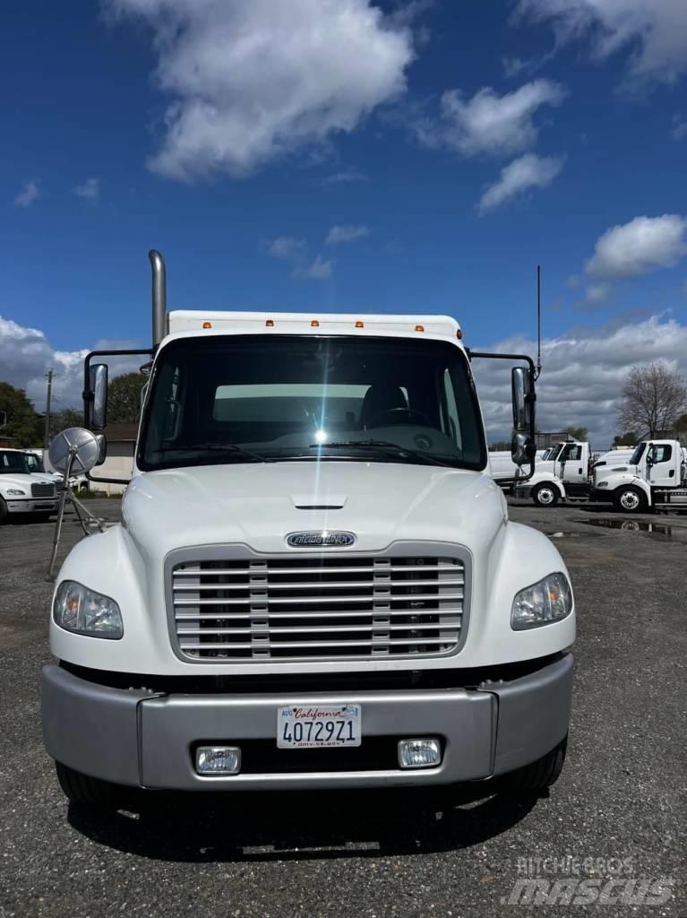 Freightliner M2 106 Вантажівки для доставки напоїв