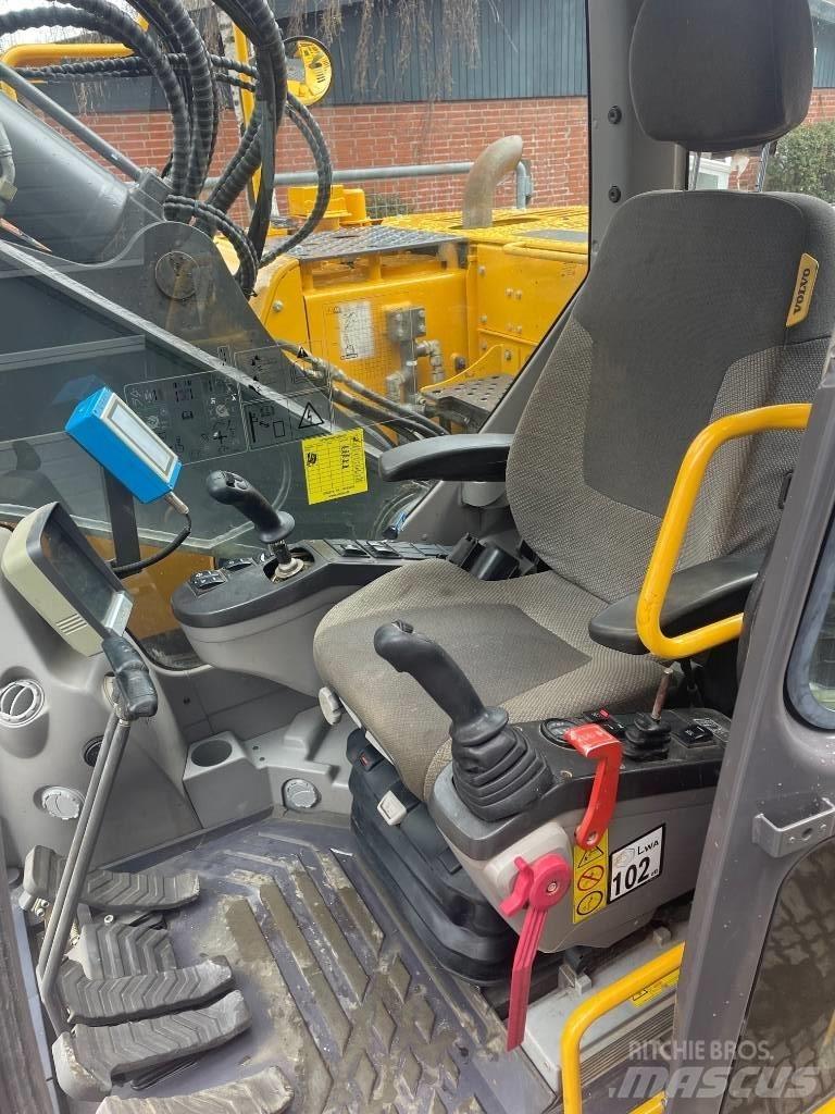 Volvo ECR235C Гусеничні екскаватори