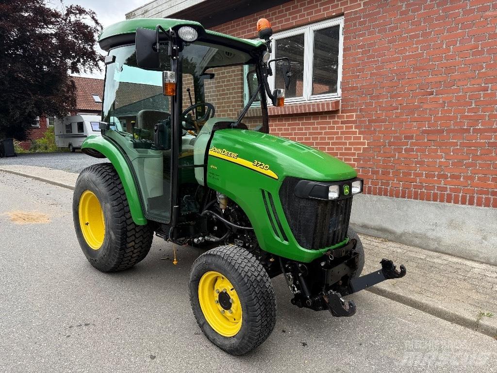 John Deere 3720 Трактори