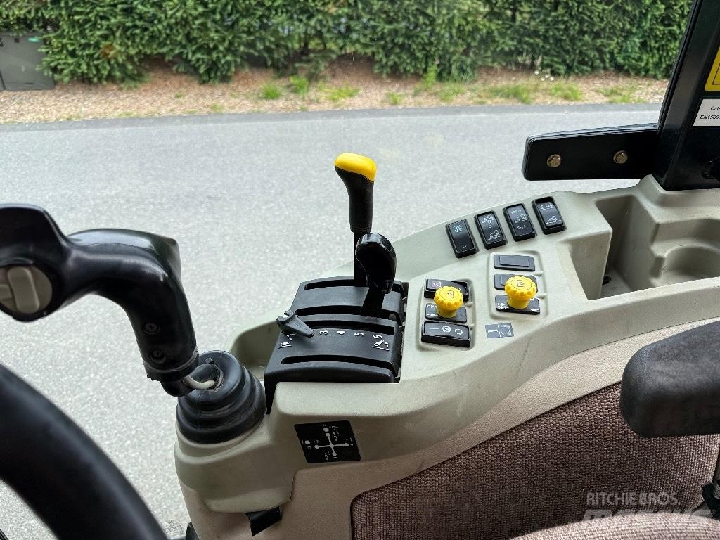 John Deere 3720 Трактори