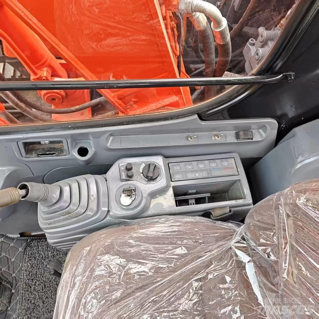Hitachi EX 120 Гусеничні екскаватори