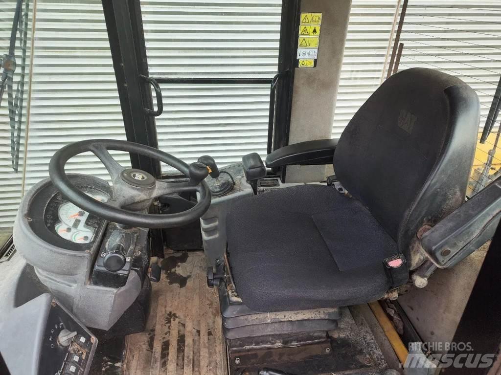 CAT 930G Фронтальні навантажувачі