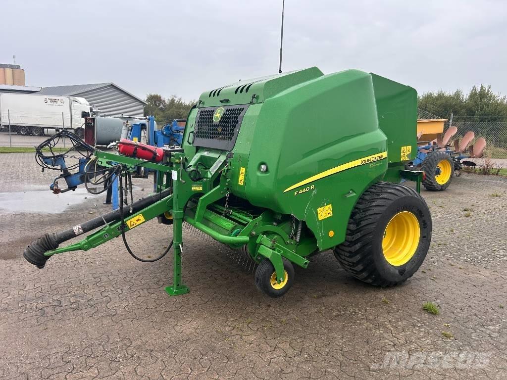 John Deere F 440 Рулонні прес-підбирачі