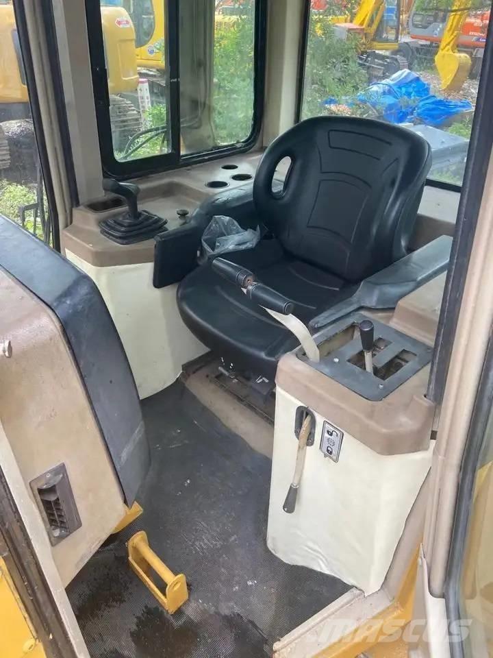 CAT D5M Гусеничні бульдозери