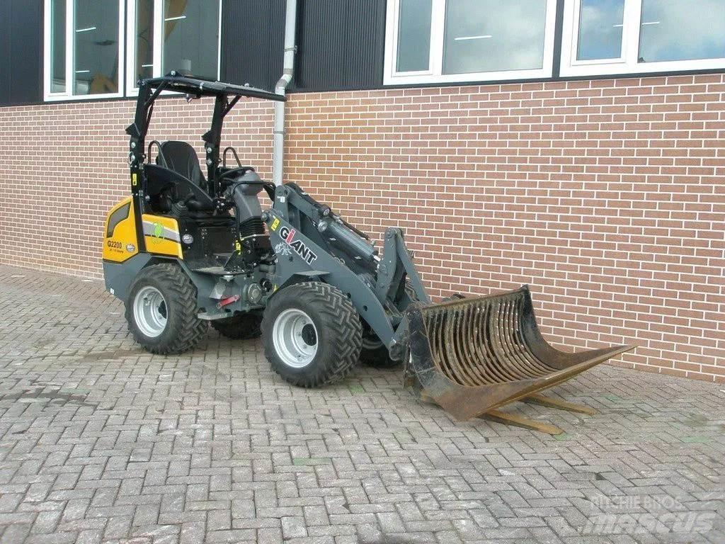 GiANT G2200E Малі навантажувачі