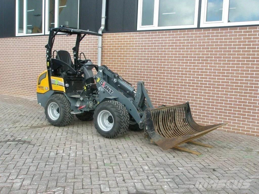 GiANT G2200E Малі навантажувачі