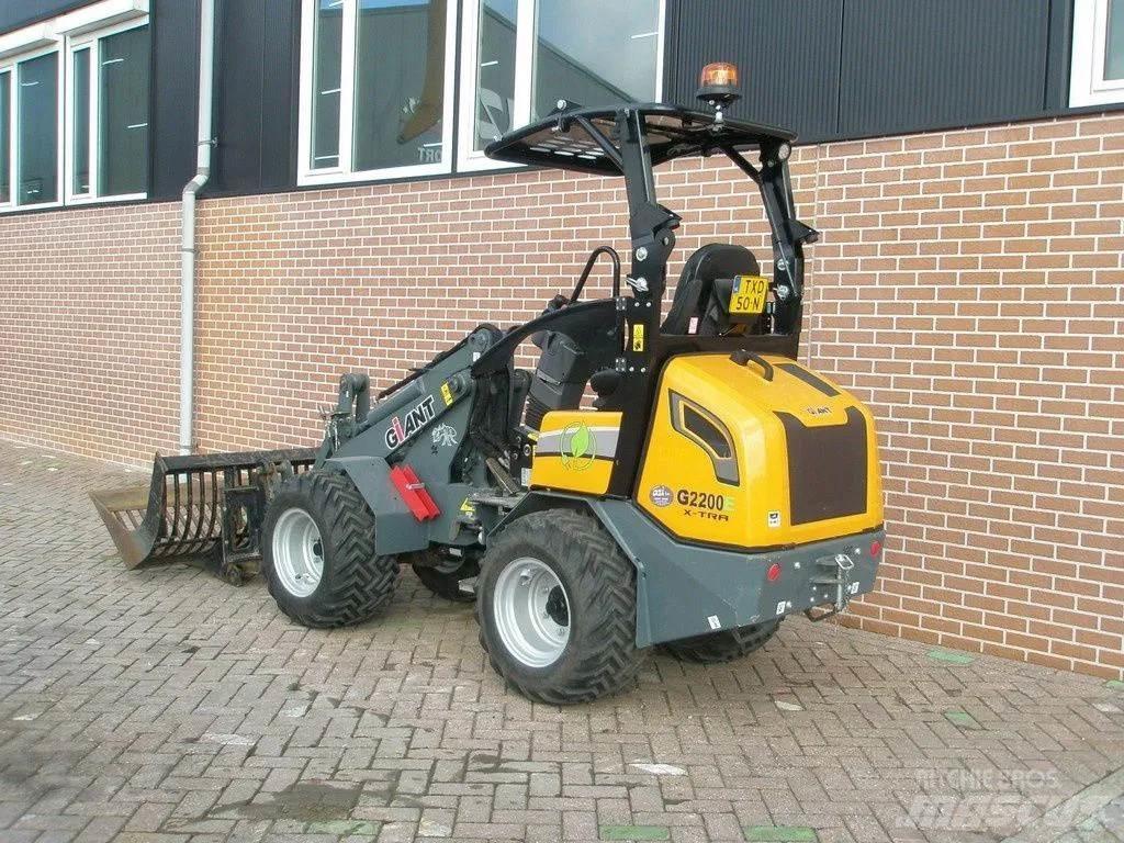 GiANT G2200E Малі навантажувачі