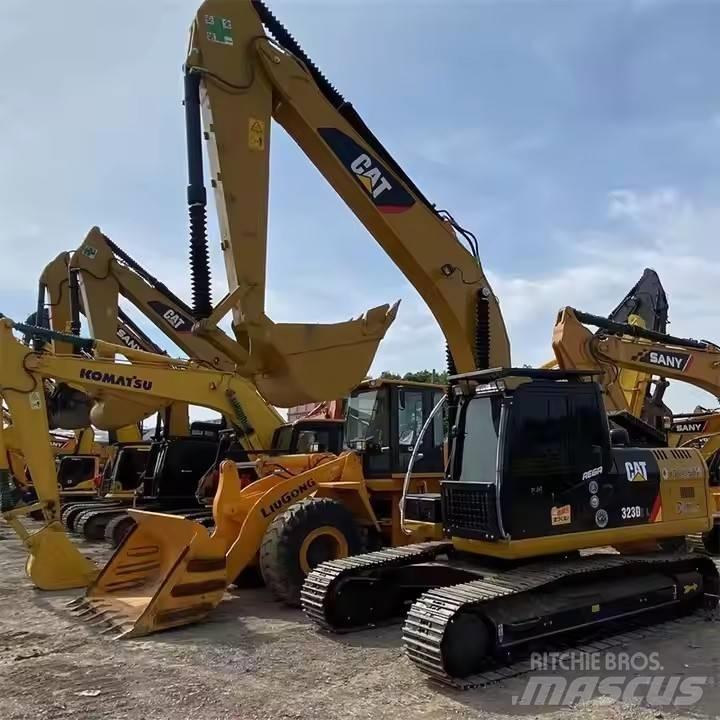 CAT CAT323D2L Середні екскаватори 7т. - 12т.