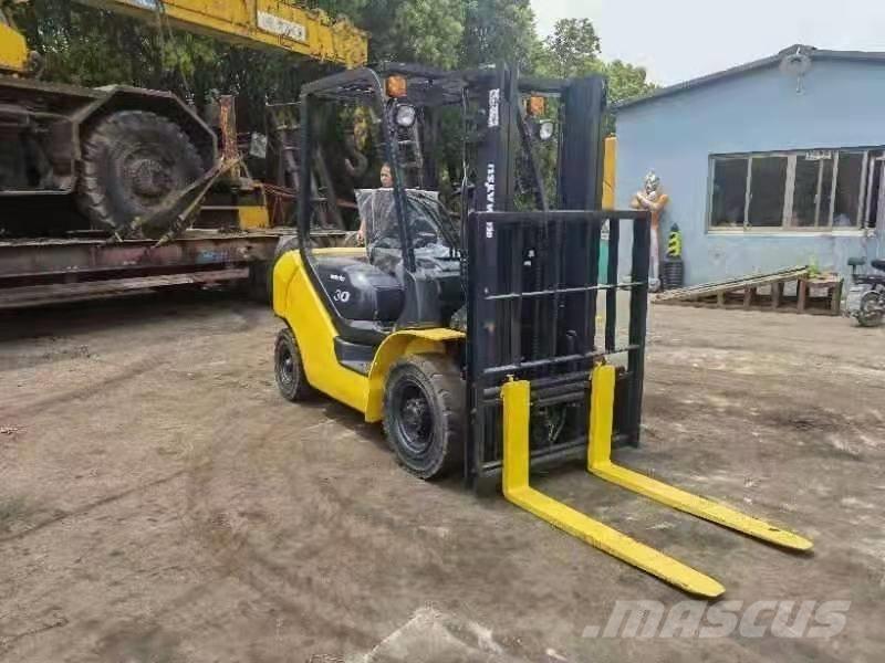 Komatsu 3 Ton Дизельні навантажувачі