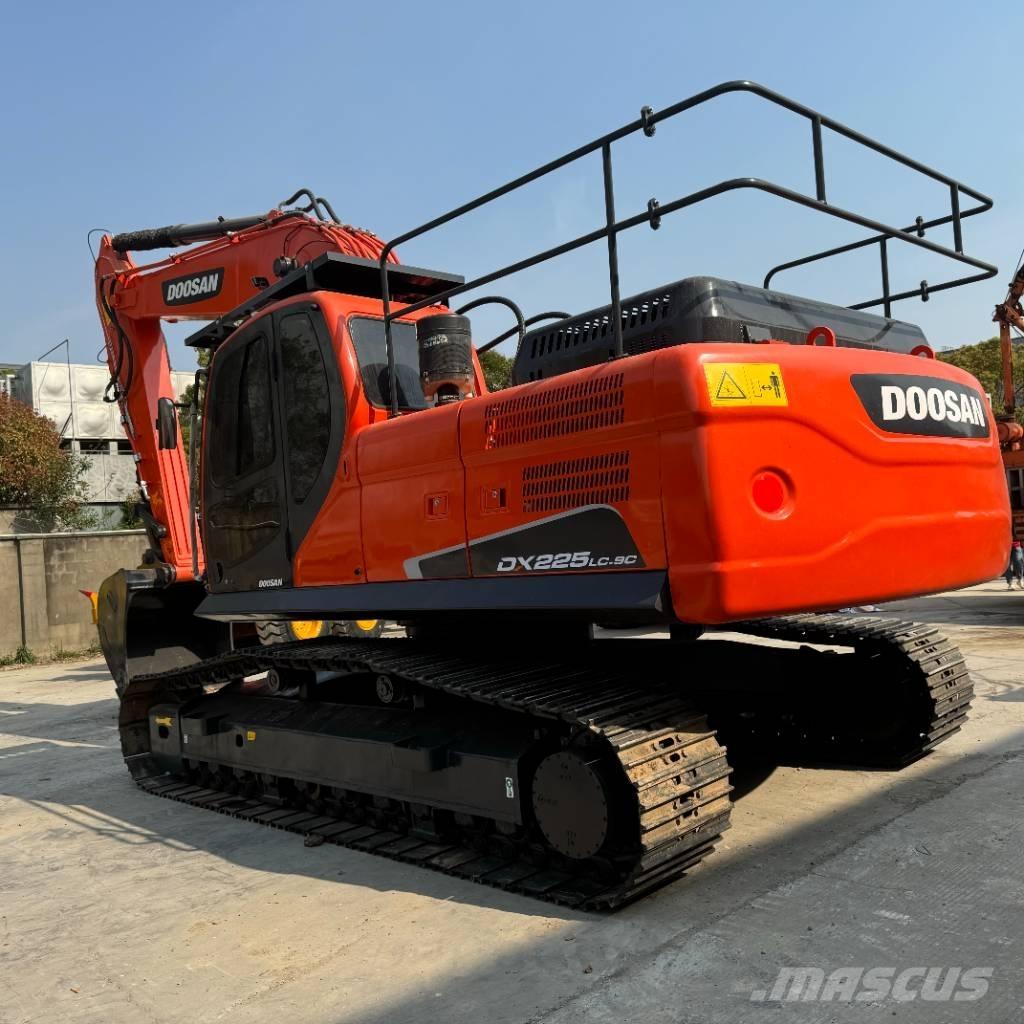 Doosan DX 225 LC Гусеничні екскаватори