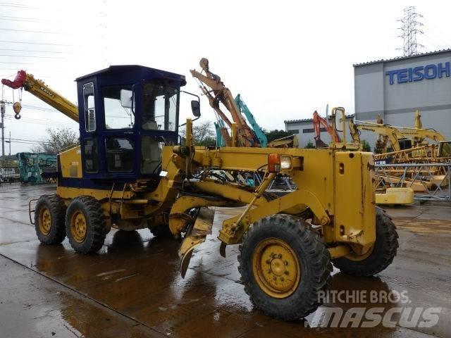 Komatsu GD405A-2 Грейдери