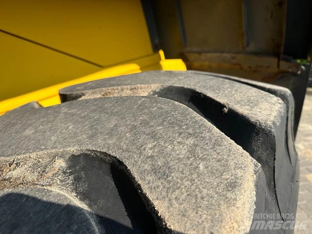 Komatsu WA270-3 Фронтальні навантажувачі
