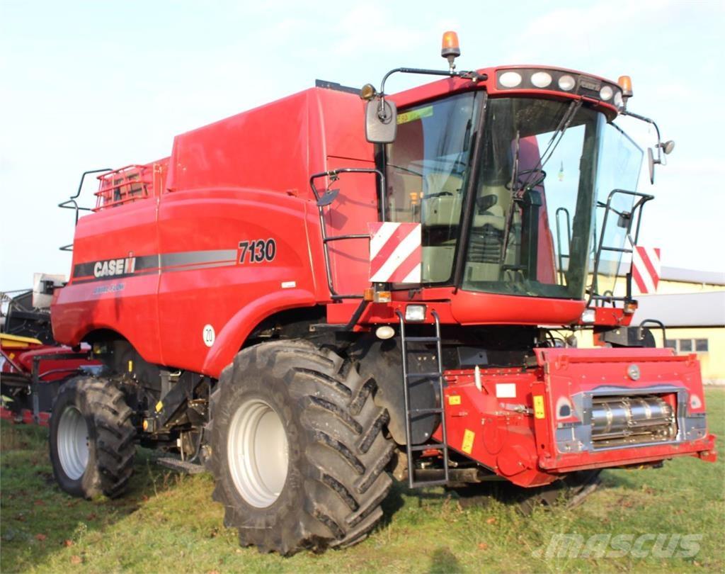 Case IH AF 7130 Зернозбиральні комбайни