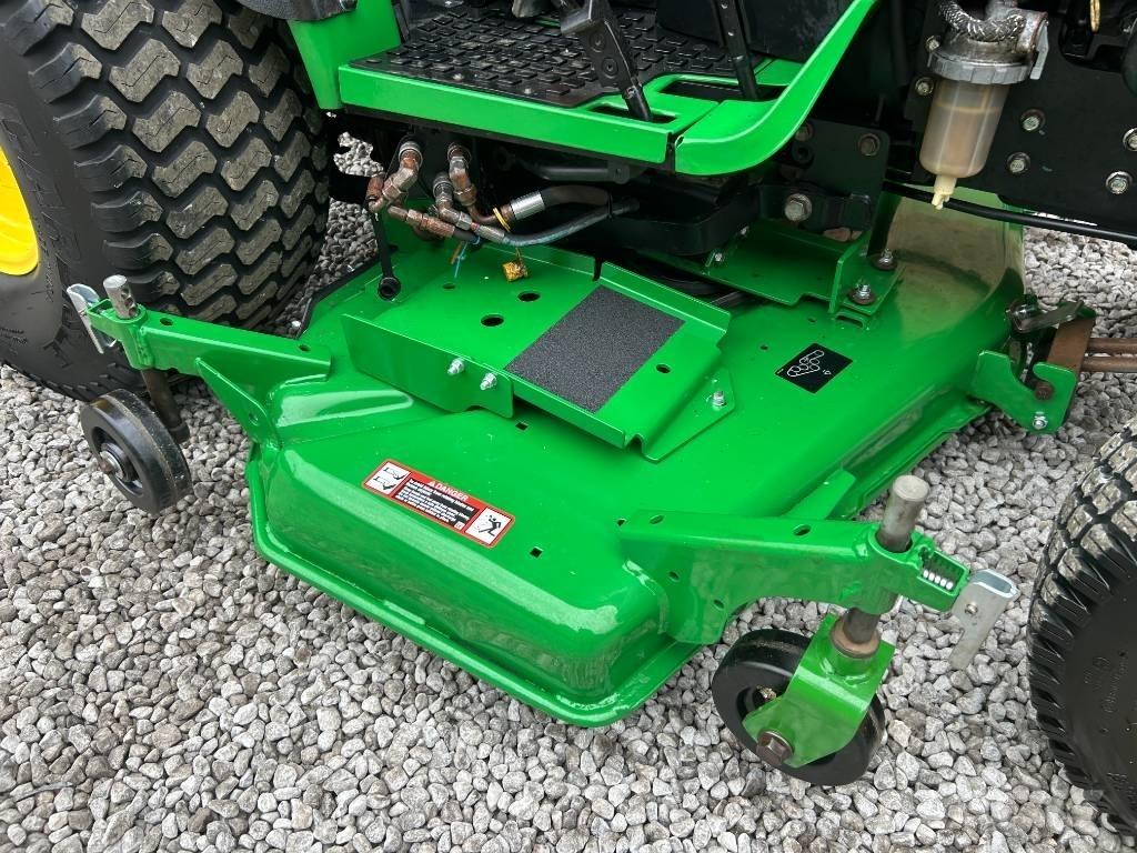 John Deere 2032R Трактори
