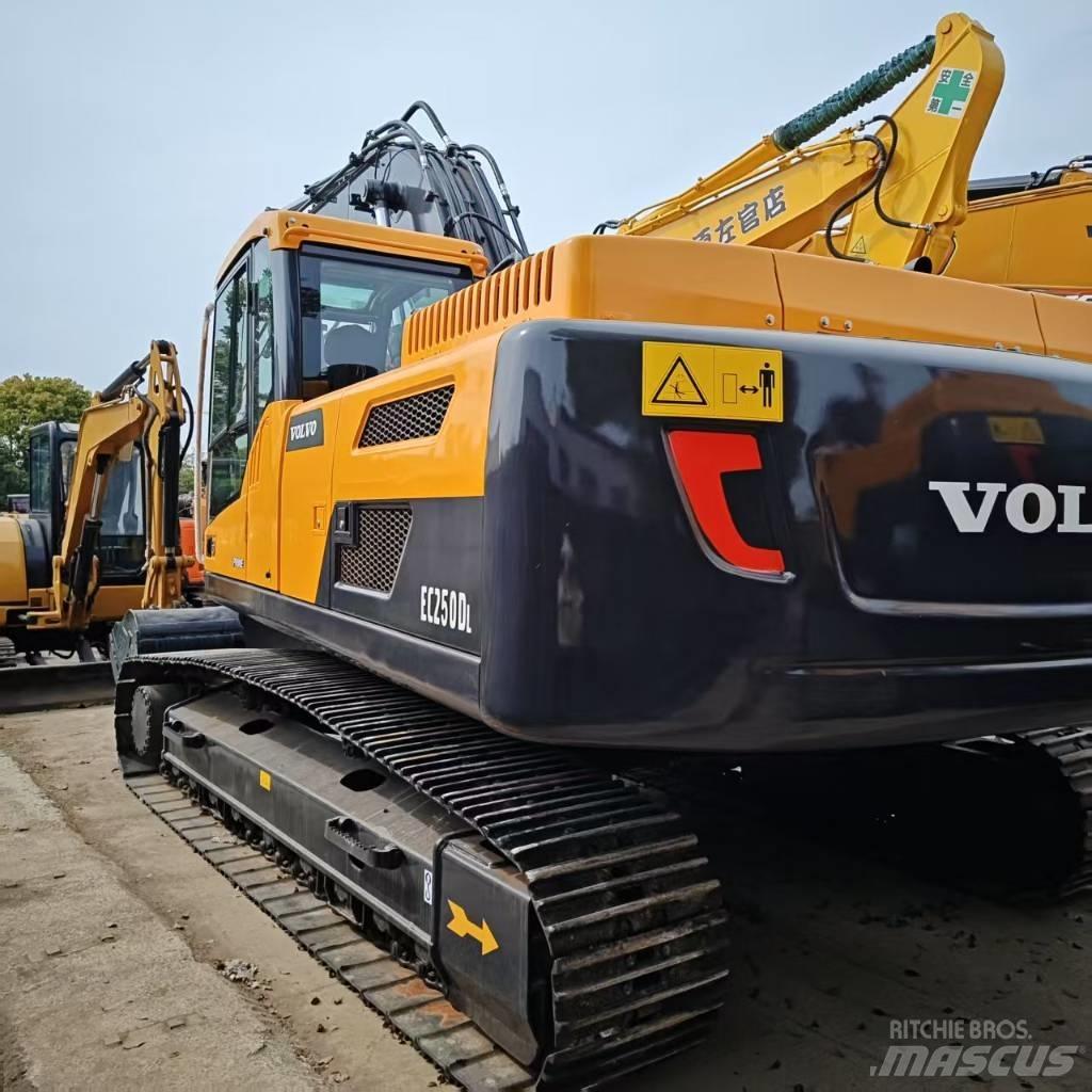 Volvo 250DL Гусеничні екскаватори