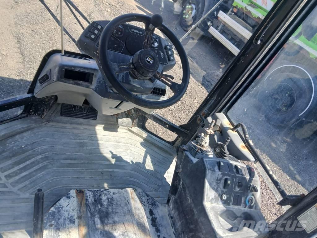 CAT 906 Кабіна