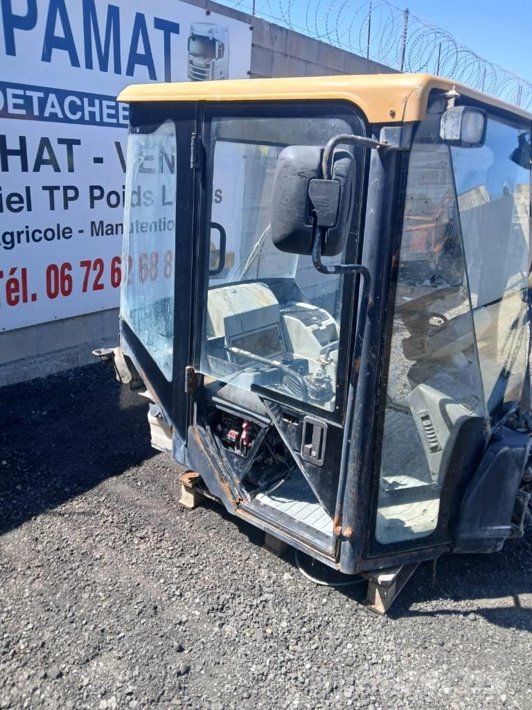 CAT 906 Кабіна