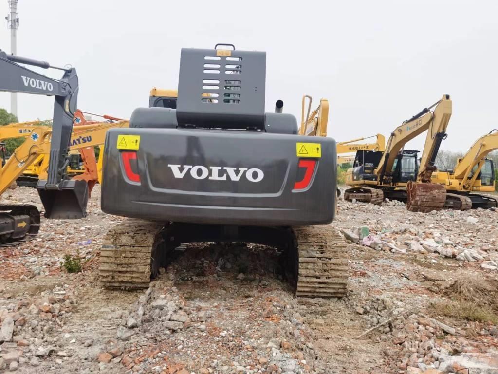 Volvo EC210D Гусеничні екскаватори