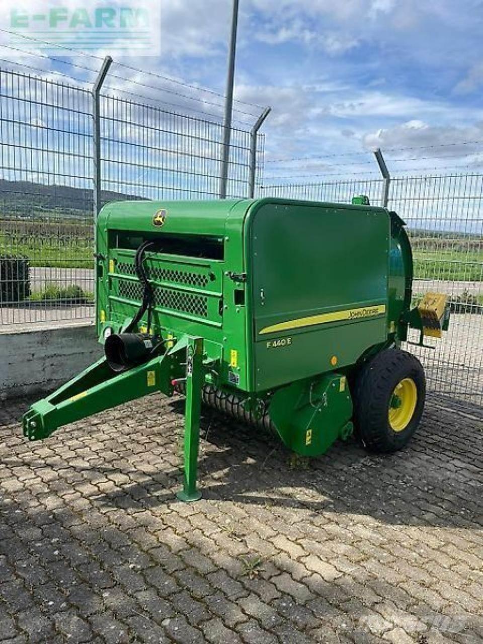John Deere f440e Тюкові прес-підбирачі