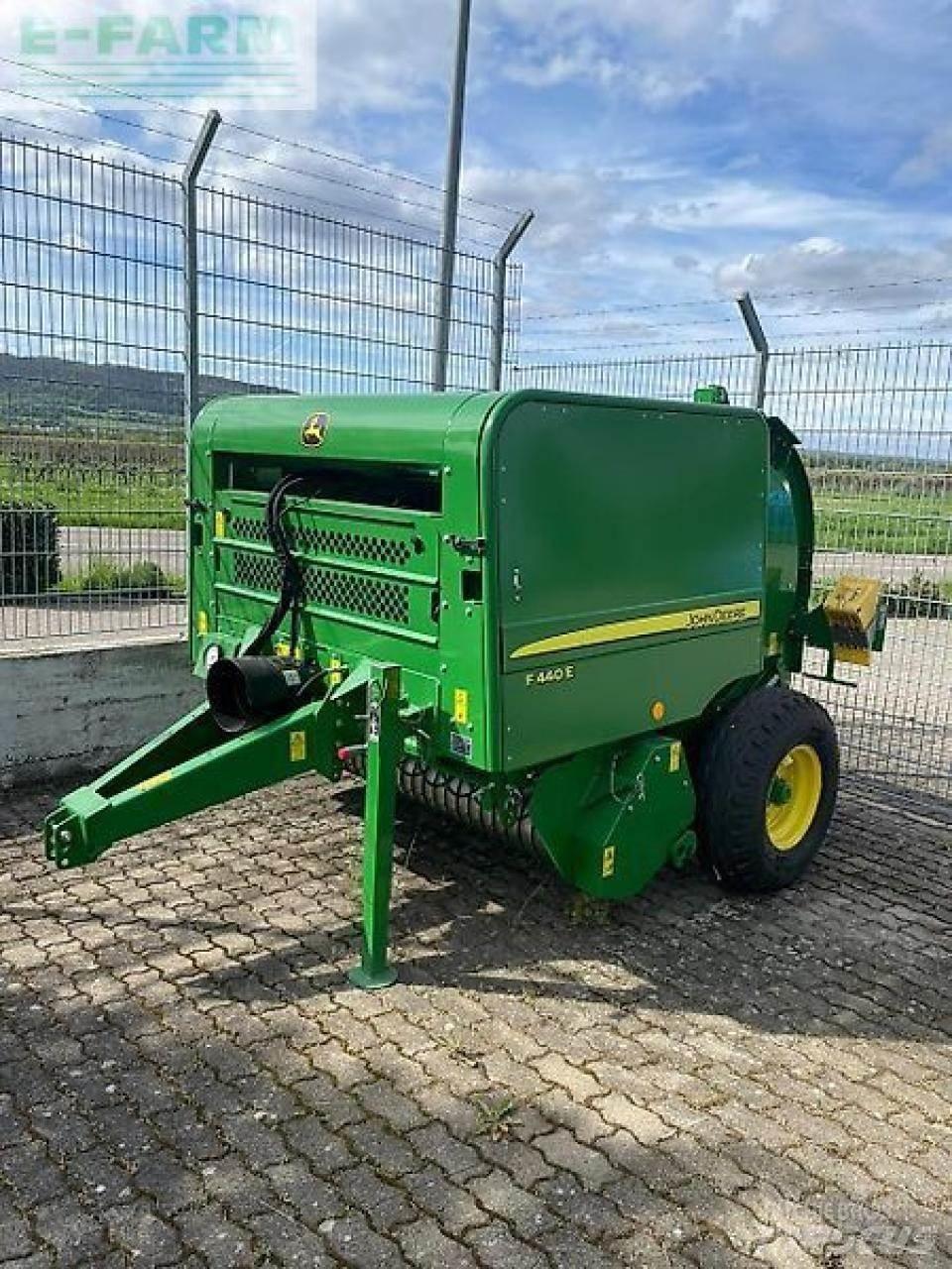 John Deere f440e Тюкові прес-підбирачі