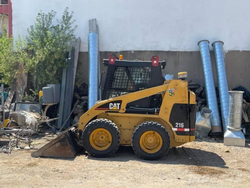 CAT 216 Міні-навантажувачі