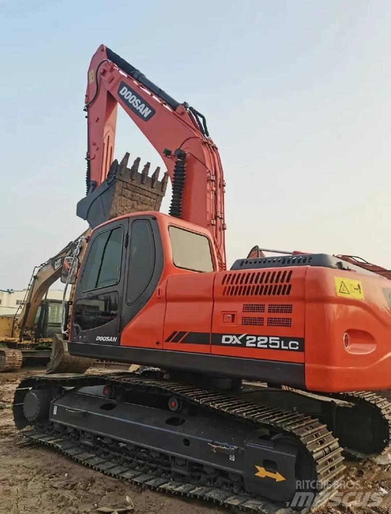 Doosan DX225 Гусеничні екскаватори