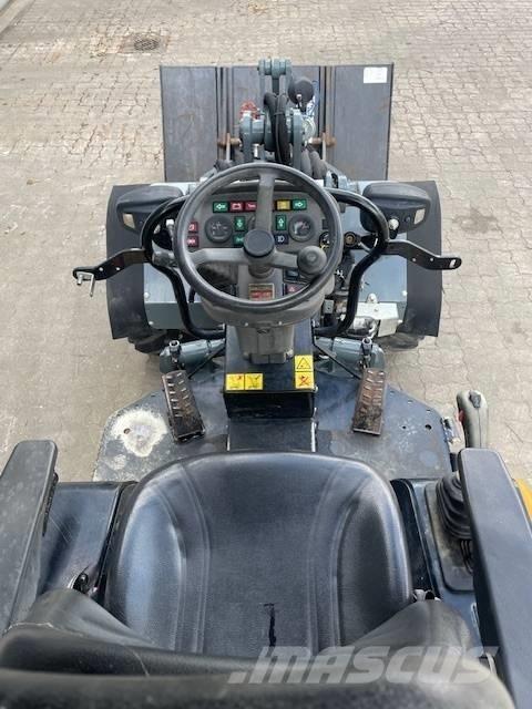 GiANT V452T X-TRA HD Малі навантажувачі