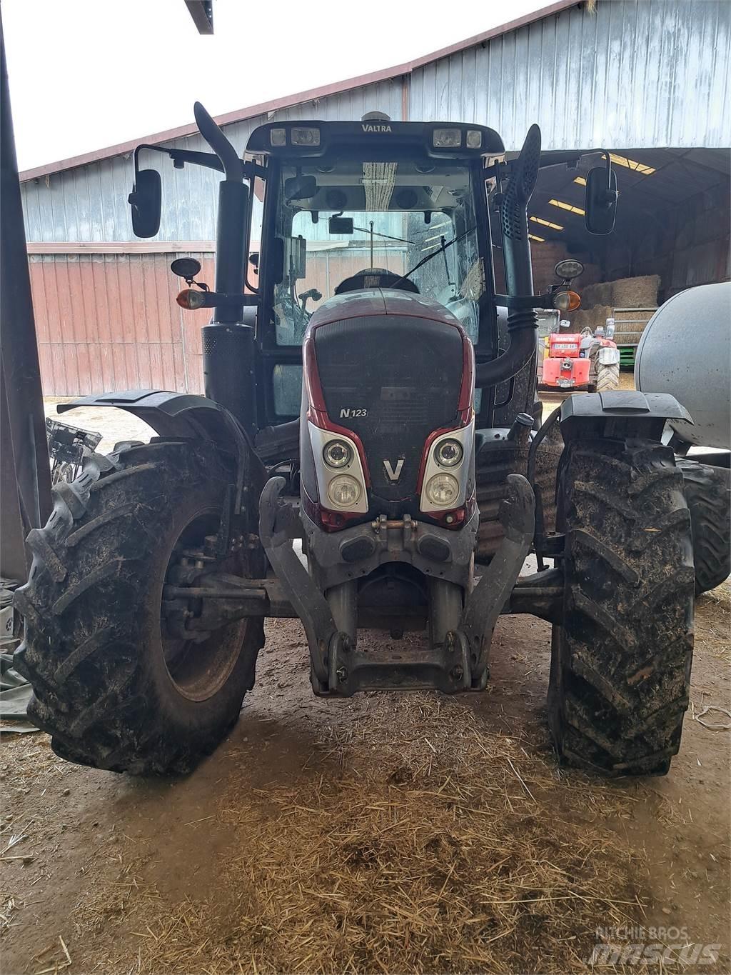 Valtra N123 Трактори