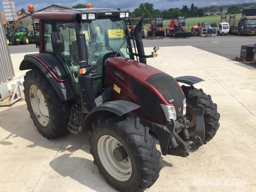 Valtra N123 Трактори