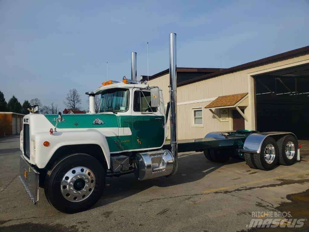 Mack R700 Шасі з кабіною
