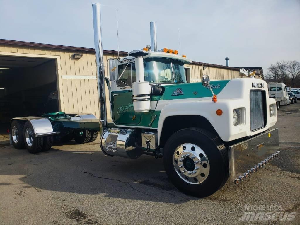 Mack R700 Шасі з кабіною