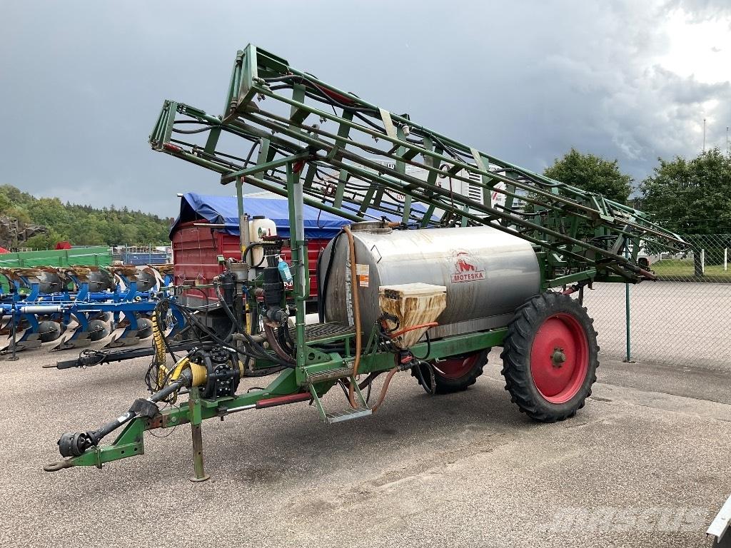 Moteska 2500 Причіпні обприскувачі