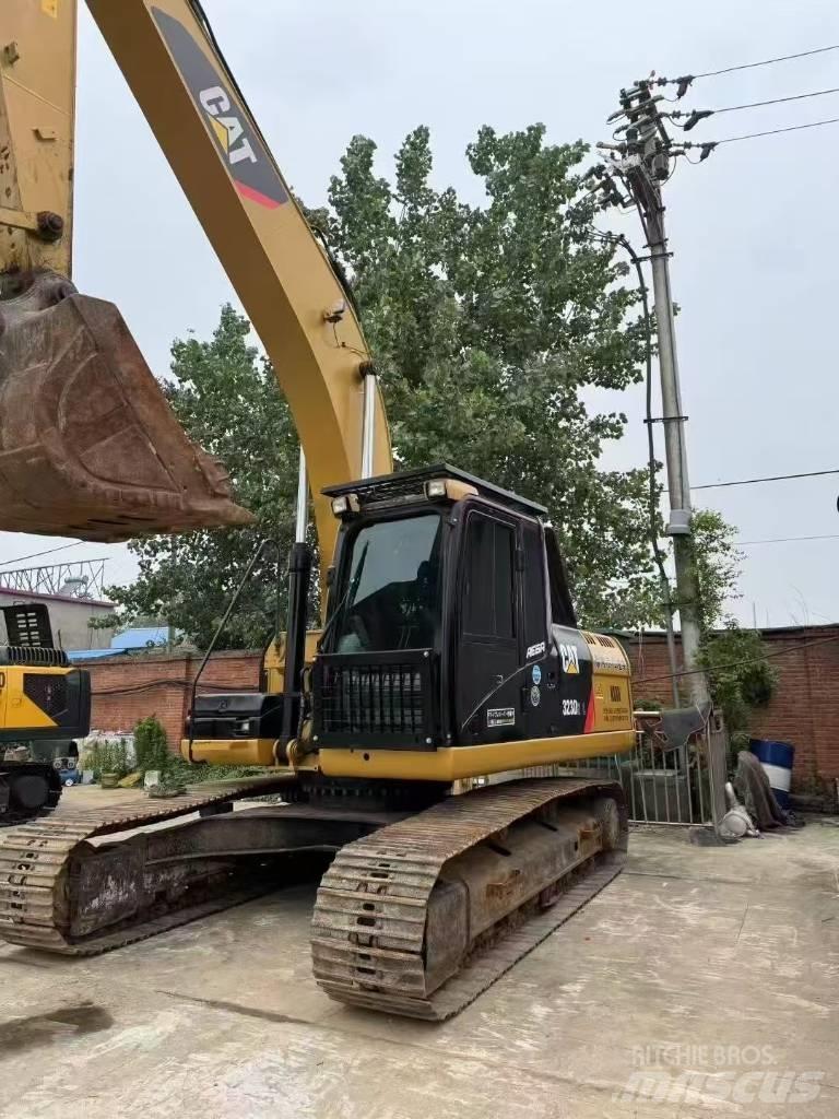 CAT 323D Гусеничні екскаватори