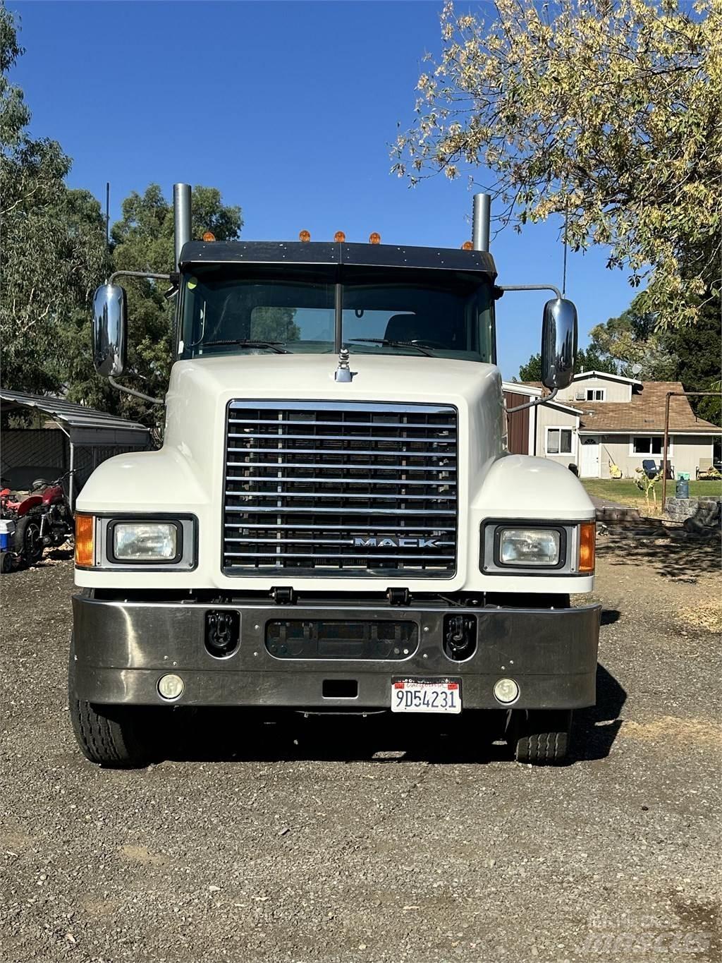 Mack CHU 613 Тягачі
