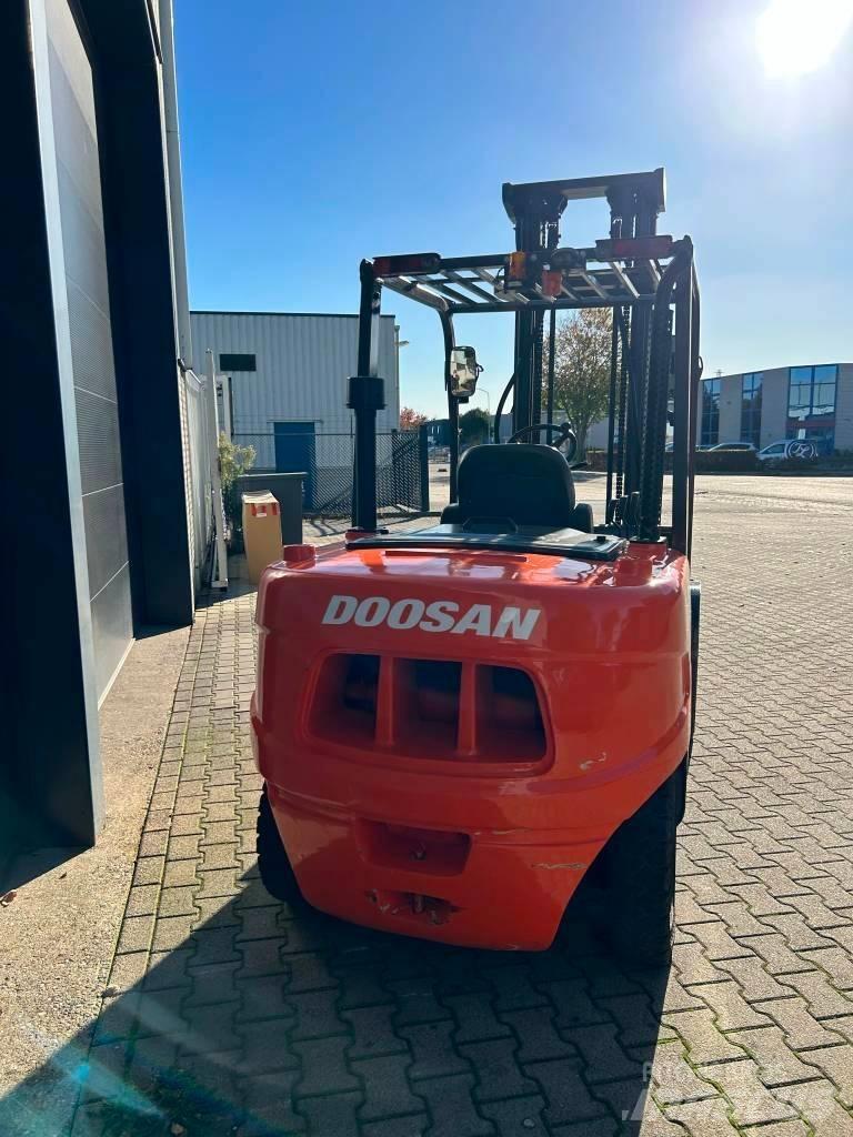 Doosan D50C-5 Дизельні навантажувачі