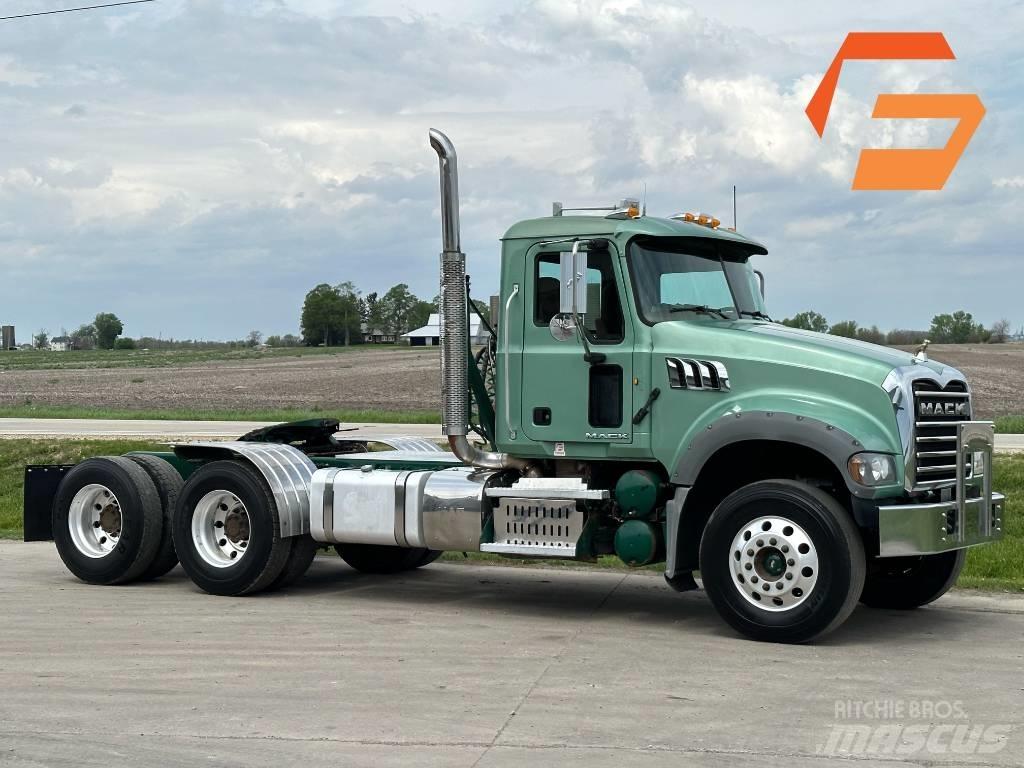 Mack GU713 Тягачі