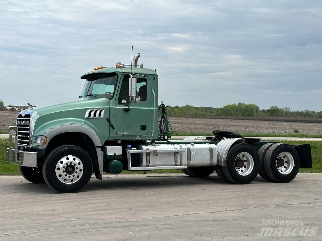Mack GU713 Тягачі