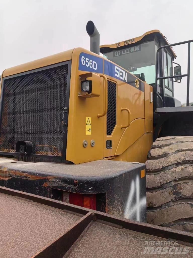 SEM 656D Фронтальні навантажувачі