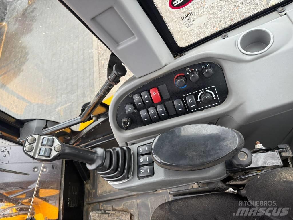 JCB TM 320 Телескопічний навантажувач