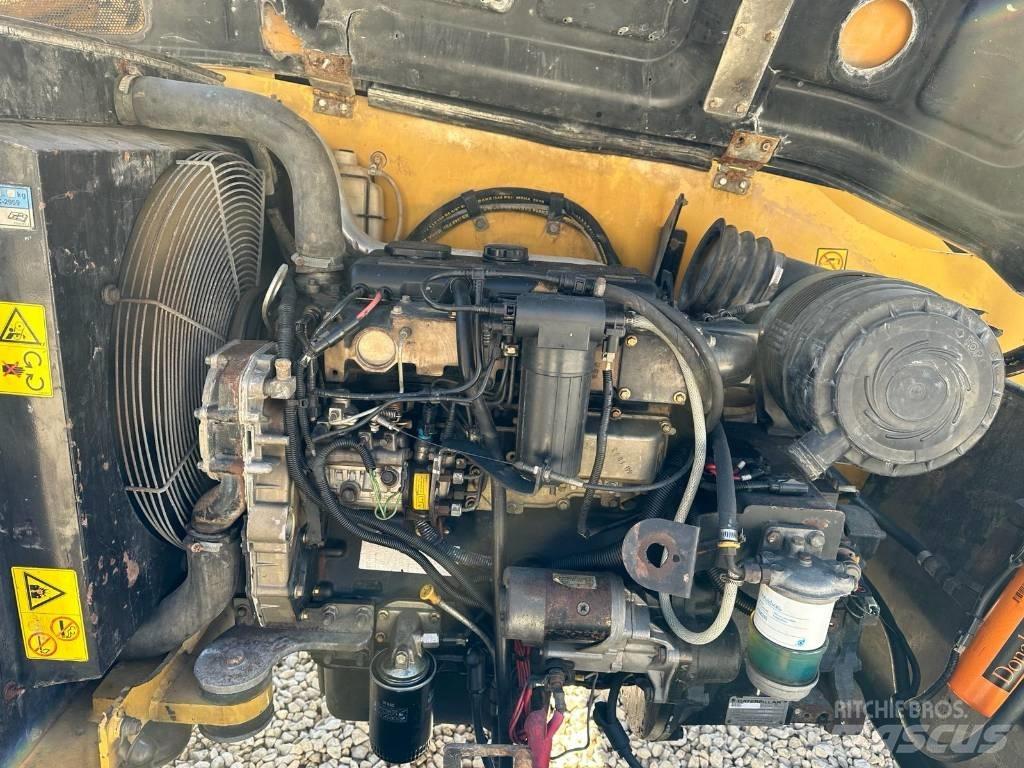 CAT TH 414 Телескопічні навантажувачі
