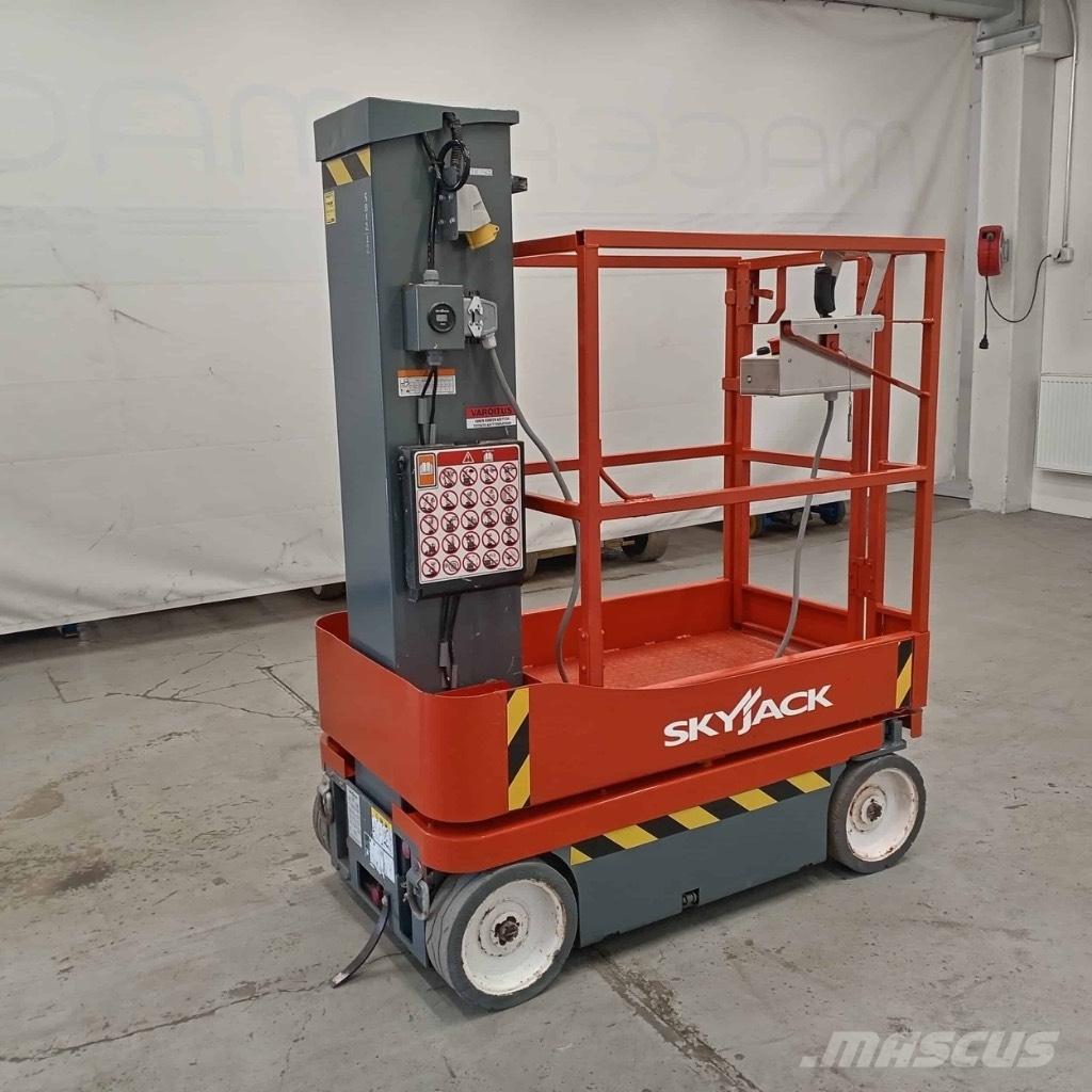 SkyJack SJ 16 Вертикальні щоглові підйомники