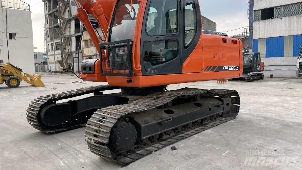 Doosan DX 225 Гусеничні екскаватори