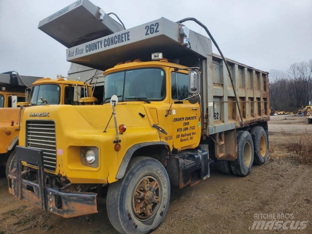 Mack DM690SX Самоскиди