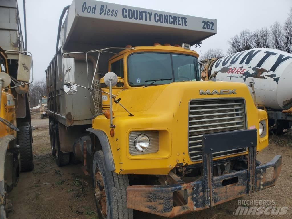 Mack DM690SX Самоскиди